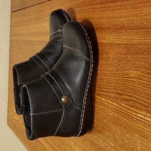 Women's size 7 Clarks booties